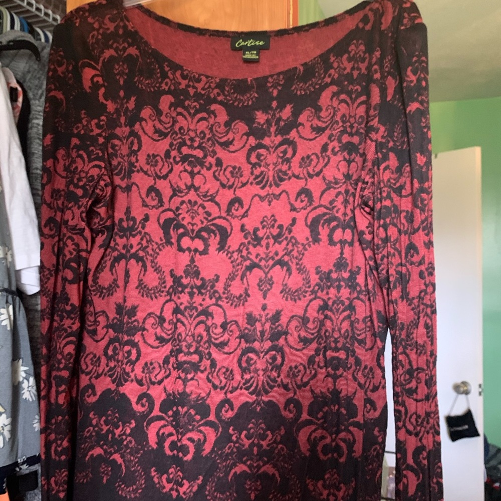Cartise black and red blouse